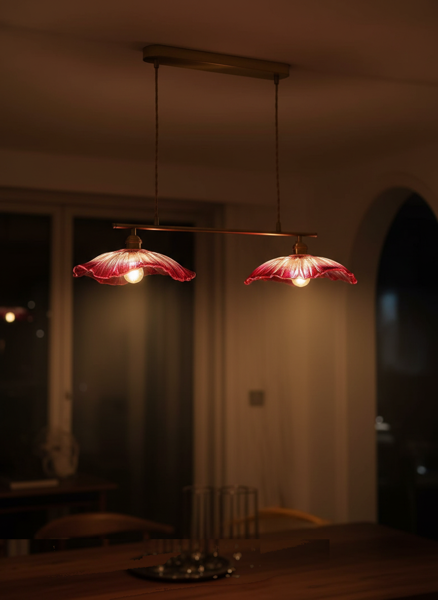 Lustre 2 Suspensions Fleur Verre Rouge Rose Vintage allumée diffusant sa lumière