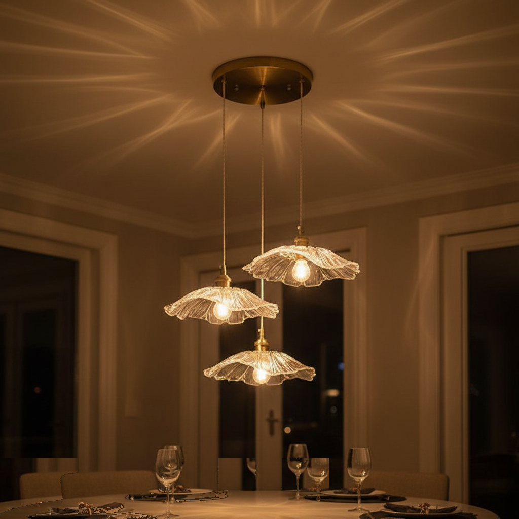 Lustre 3 Suspensions Fleur Verre Transparent Cristal Vintage allumée diffusant sa lumière