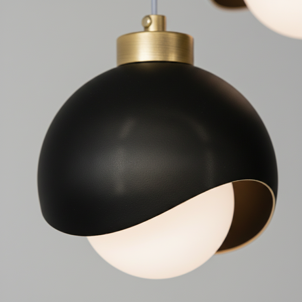 Suspension 3 Lumières Design Boule Métal Noir Laiton - gros plan sur les détails de fabrication