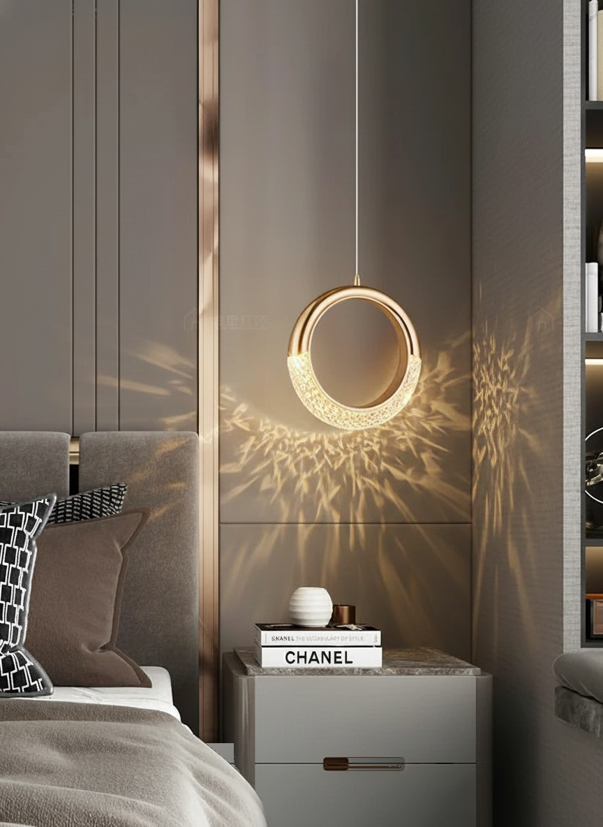 Suspension Anneau LED Acrylique Cristal Design Doré allumée diffusant sa lumière
