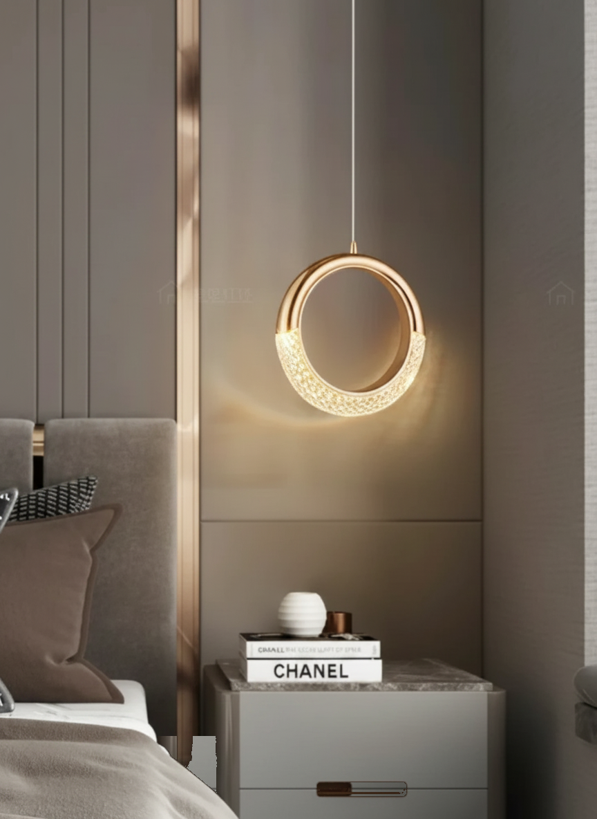 Suspension Anneau LED Acrylique Cristal Design Doré mise en ambiance dans un intérieur