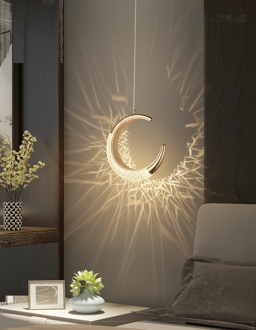 Suspension Croissant de Lune LED Cristal Design Doré allumée diffusant sa lumière