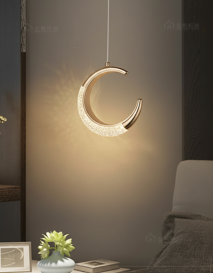 Suspension Croissant de Lune LED Cristal Design Doré mise en ambiance dans un intérieur