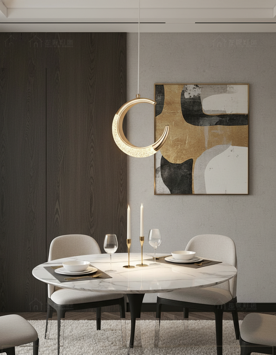 Suspension Croissant de Lune LED Cristal Design Doré en situation décorative