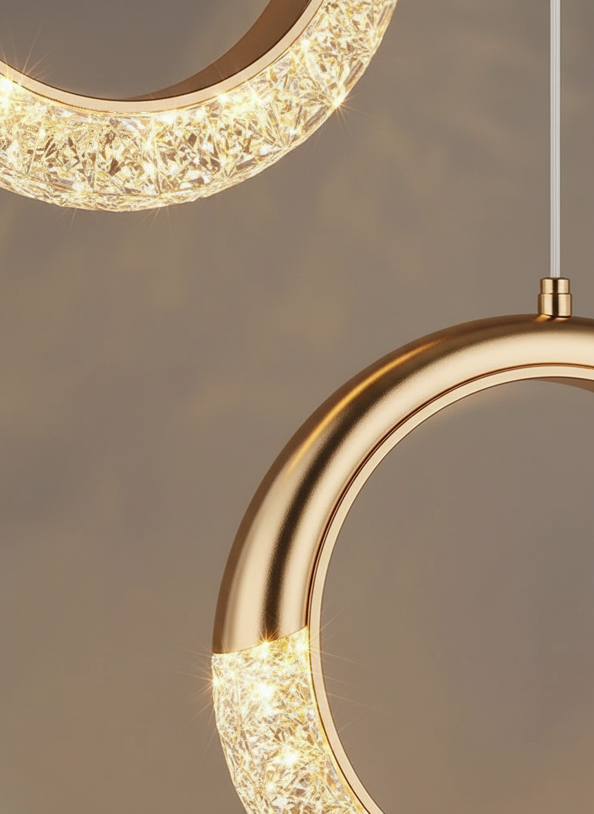 Suspension Double Lune et Anneau LED Cristal Doré - gros plan sur les détails de fabrication
