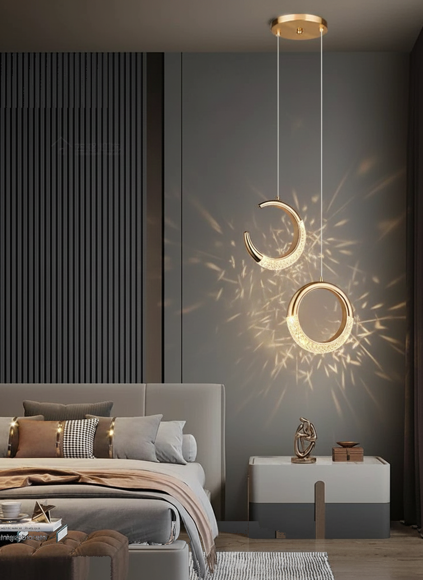 Suspension Double Lune et Anneau LED Cristal Doré allumée diffusant sa lumière