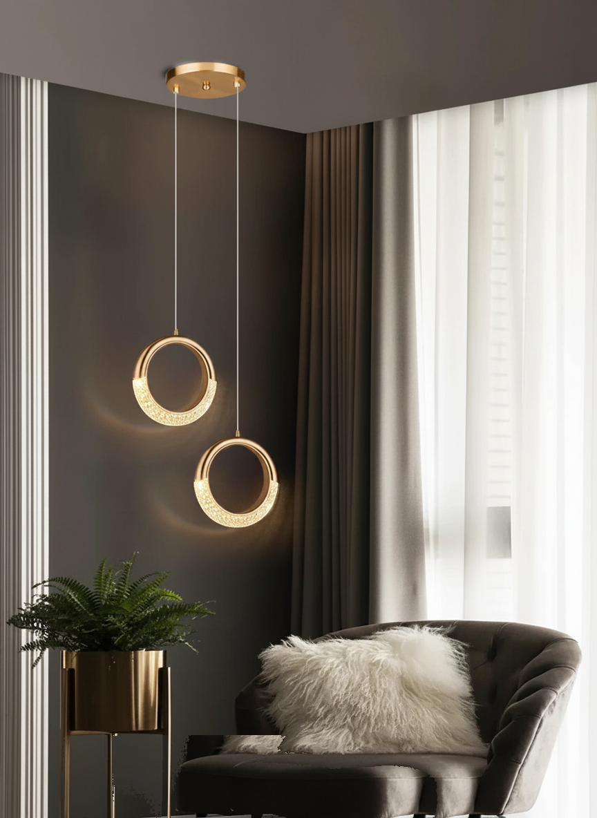 Suspension Duo Anneaux LED Cristal Acrylique Doré allumée diffusant sa lumière