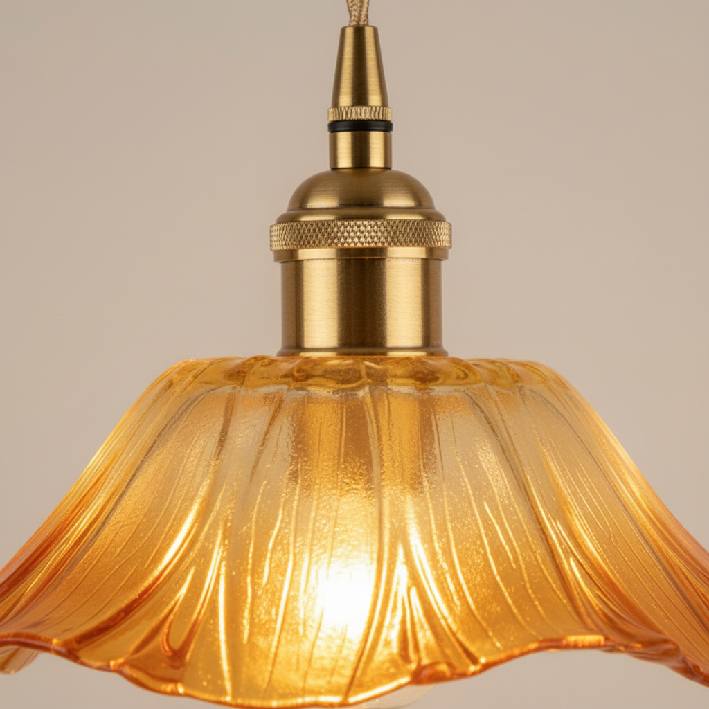 Suspension Fleur Verre Ambre Vintage Dorée - gros plan sur les détails de fabrication