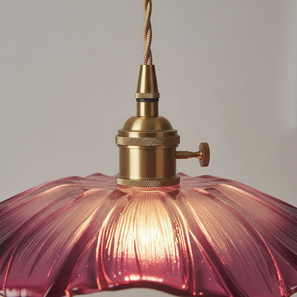 Suspension Fleur en Verre Teinté Rose - Vintage Laiton - gros plan sur les détails de fabrication - vue 1/2
