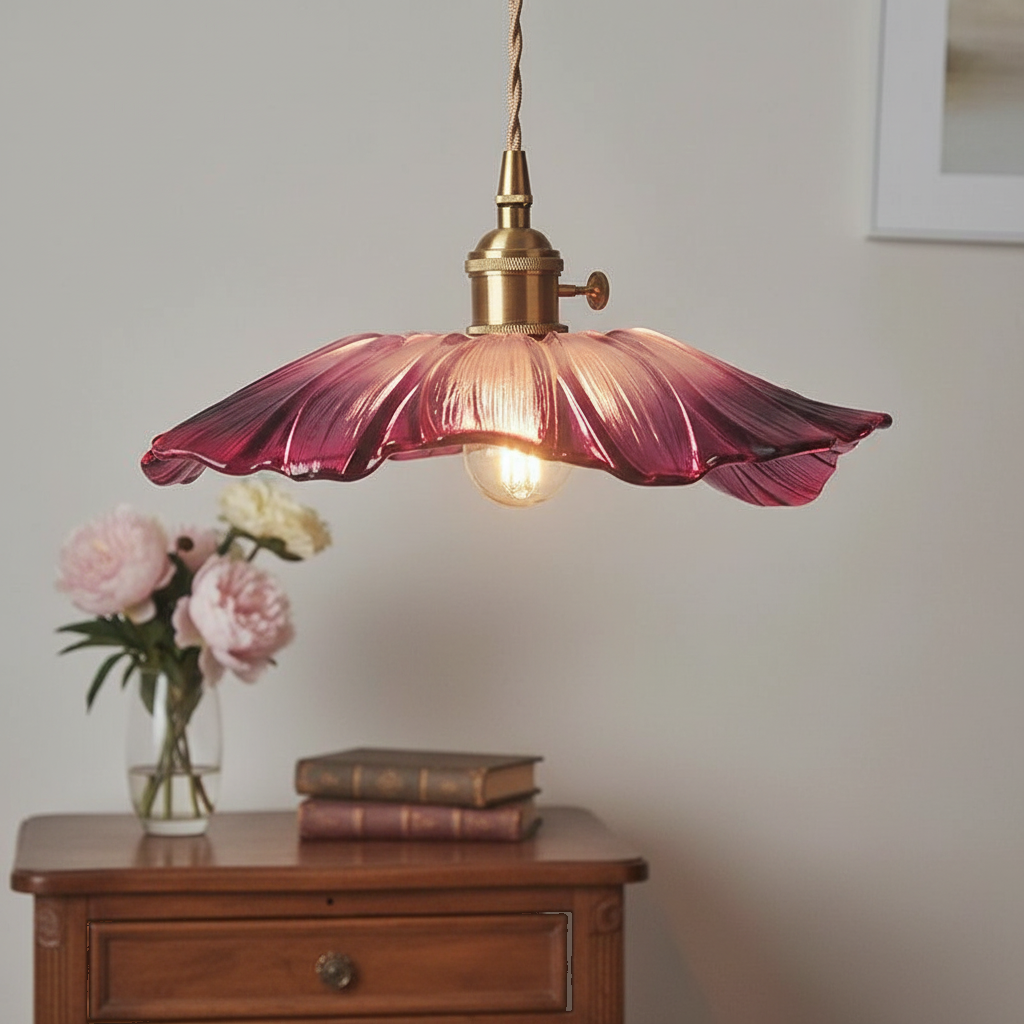 Suspension Fleur en Verre Teinté Rose - Vintage Laiton mise en ambiance dans un intérieur - vue 1/2