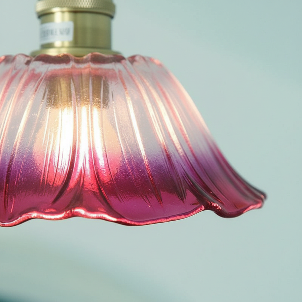 Suspension Fleur Verre Vintage Rose et Violet - gros plan sur les détails de fabrication