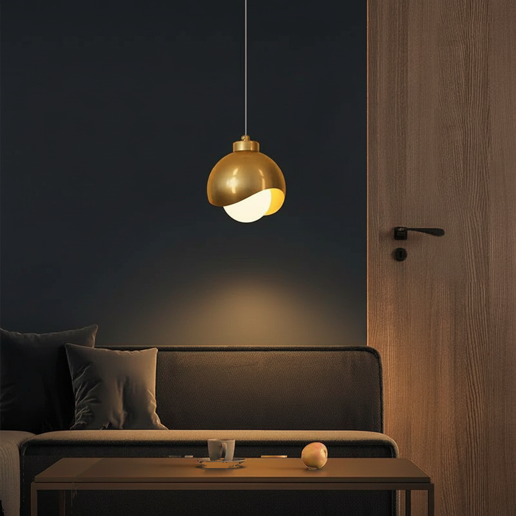 Suspension Globe Métal Doré Boule de Verre Design allumée diffusant sa lumière