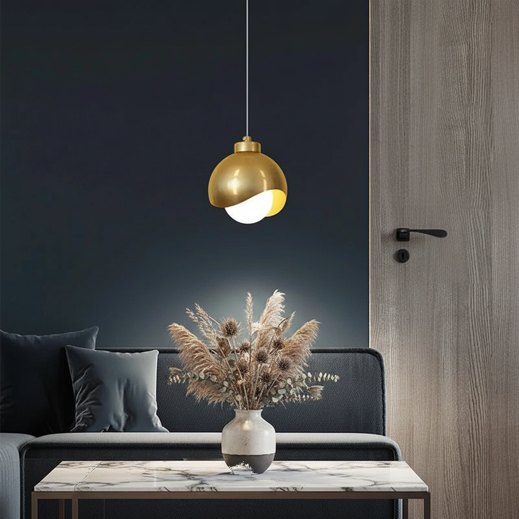 Suspension Globe Métal Doré Boule de Verre Design en situation décorative