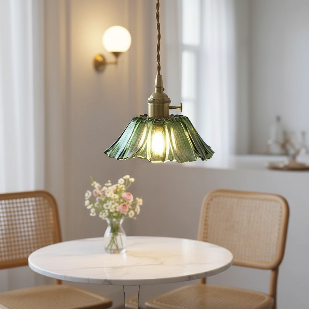 Suspension Verre Fleur Vintage - Abat-jour Évasé Vert Laiton mise en ambiance dans un intérieur