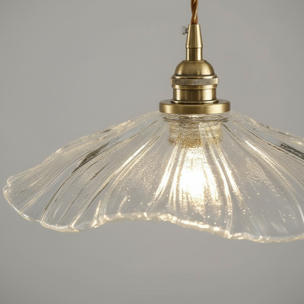 Suspension Verre Fleur Vintage - Lustre Double Abat-jour Laiton - gros plan sur les détails de fabrication
