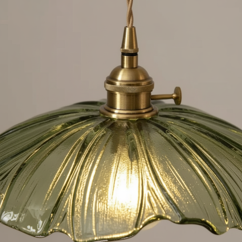 Suspension Verre Vert Laiton Fleur Lotus Vintage - gros plan sur les détails de fabrication