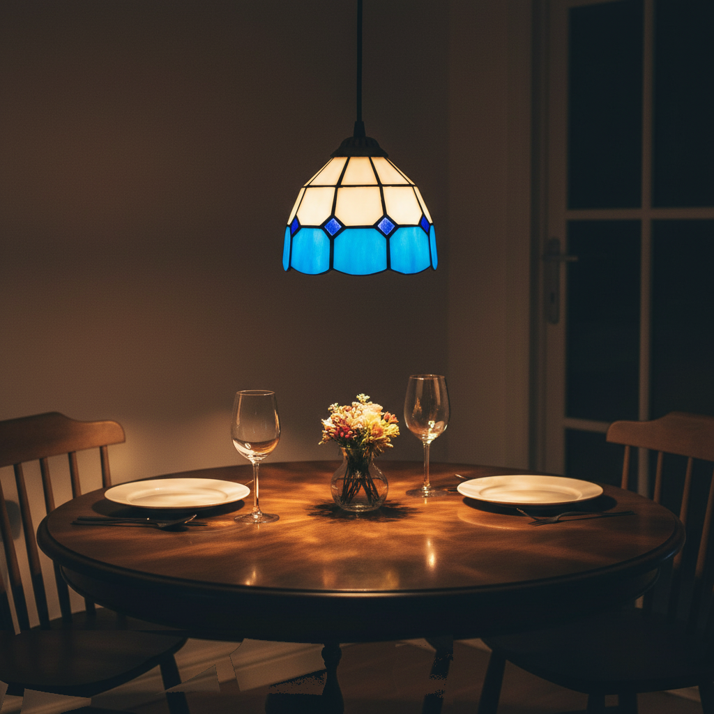 Suspension Vitrail Mosaïque Bleu Méditerranéen allumée diffusant sa lumière