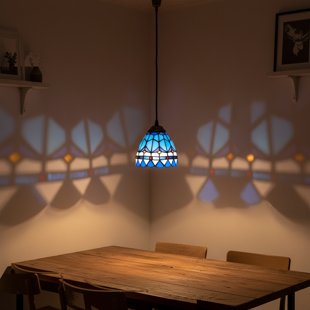 Suspension Vitrail Mosaïque Méditerranéenne allumée diffusant sa lumière - version bleue