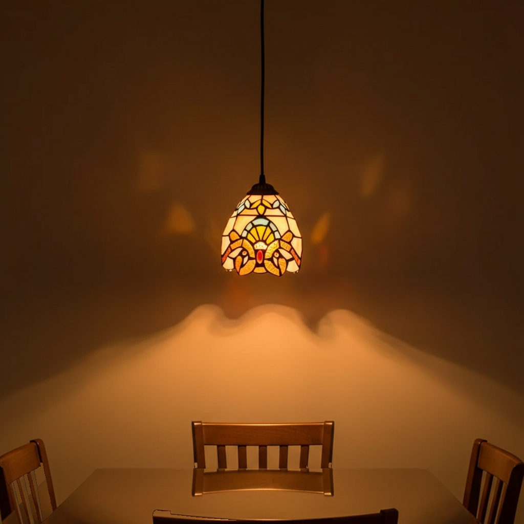 Suspension Vitrail Mosaïque Tiffany allumée diffusant sa lumière