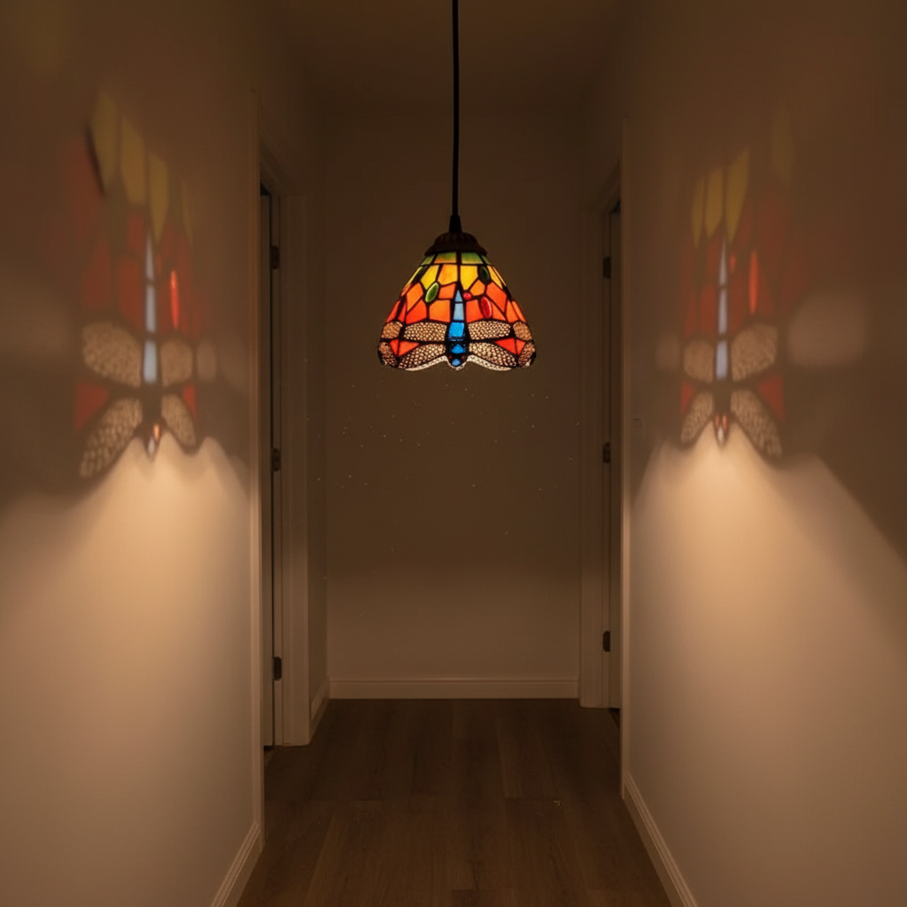 Suspension Vitrail Tiffany Libellule allumée diffusant sa lumière