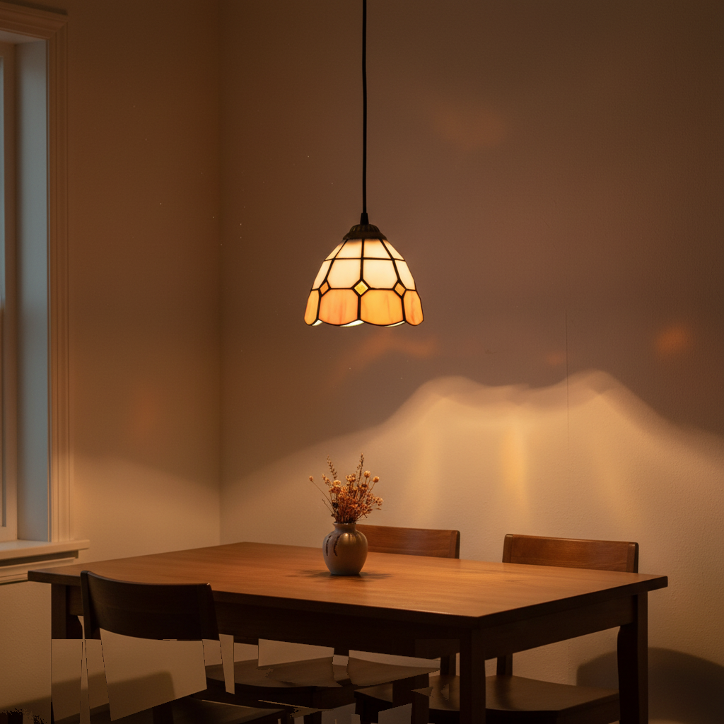 Suspension Vitrail Tiffany Mosaïque Ambrée allumée diffusant sa lumière